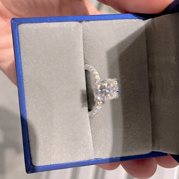 3.5 carat Cushion Cut engagement ring - Picture 8 of 9